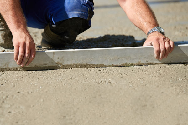 Ceramic tiles are laid on screed for outdoor use by a do-it-yourselfer