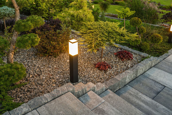 Moderner Zen Garten mit Quadritschen Solar Lampen im Stufenbereich. Nur das obere drittel der Lampe leuchtet.