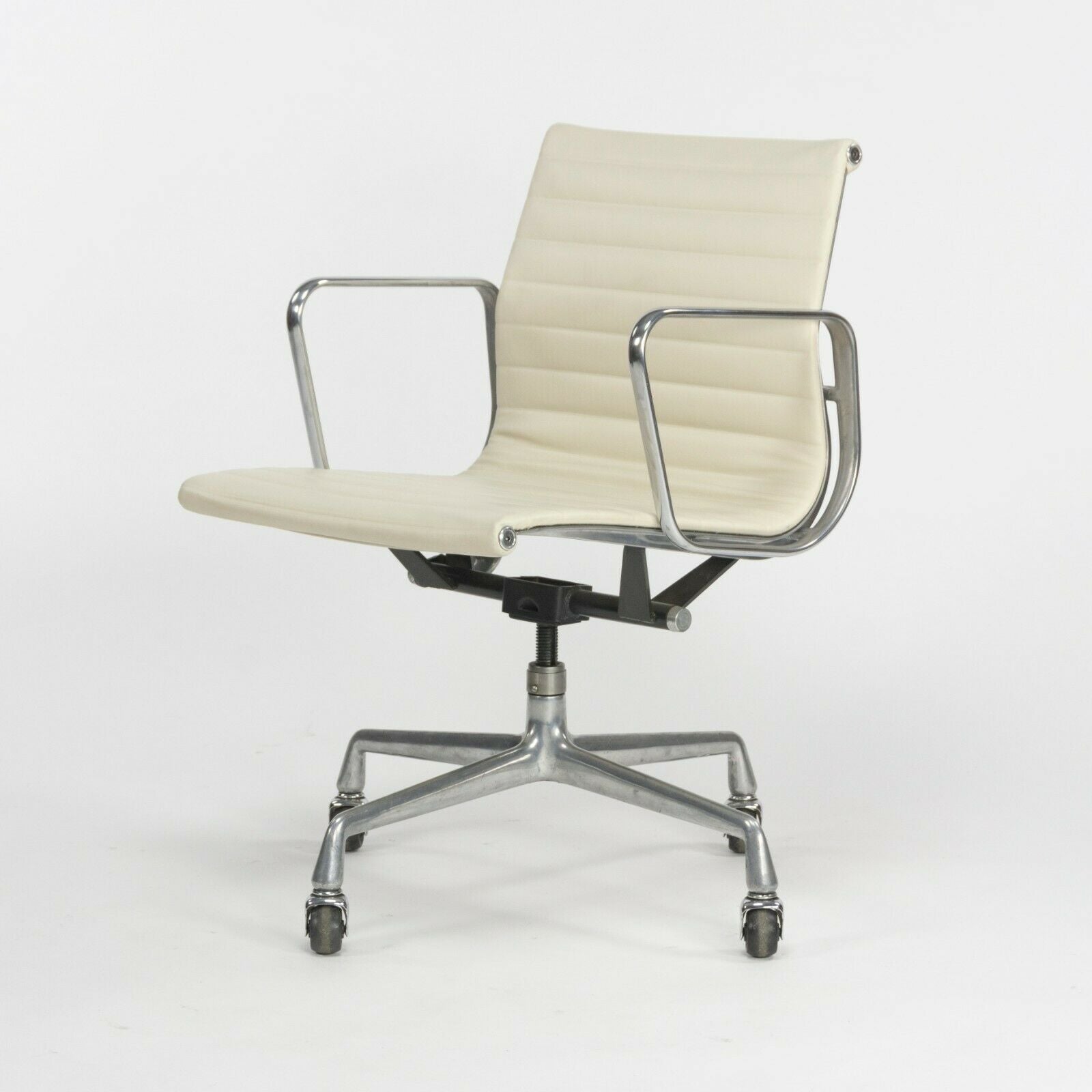 eames aluminum white