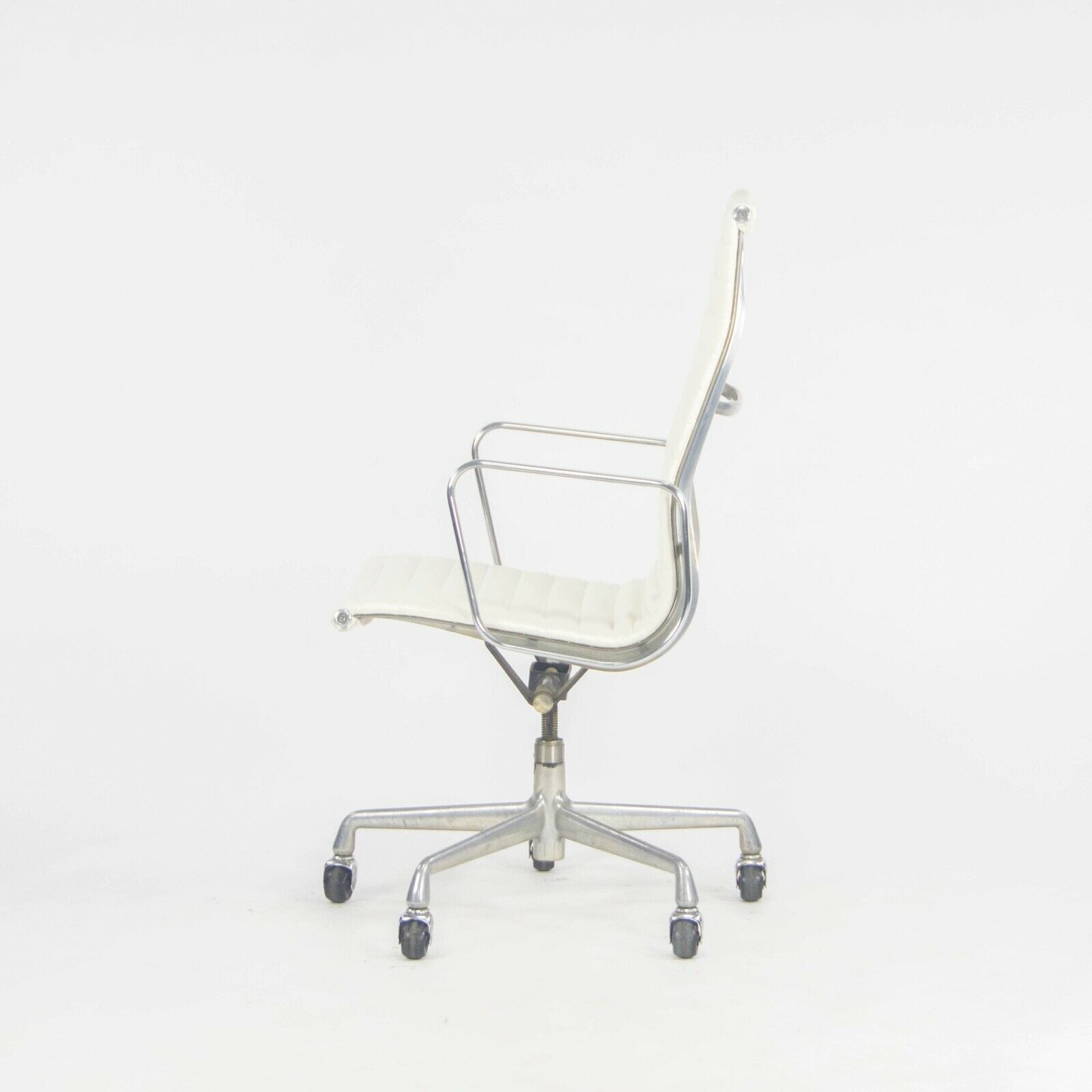 eames aluminum white