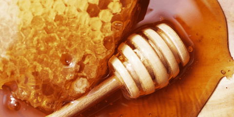 manuka honey with honey spoon