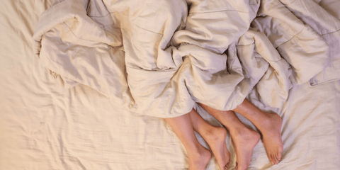 couple au lit dans des draps