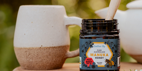 Sammeln Sie Manuka-Honig MGO 500 plus Glas mit Teekanne und Tasse