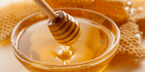 honey spoon in bowl of manuka honey
