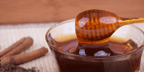manuka honey in bowl with honey spoon