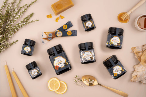 tous rassemblés autour des produits bruts à base de miel de manuka sur une photo de style de vie