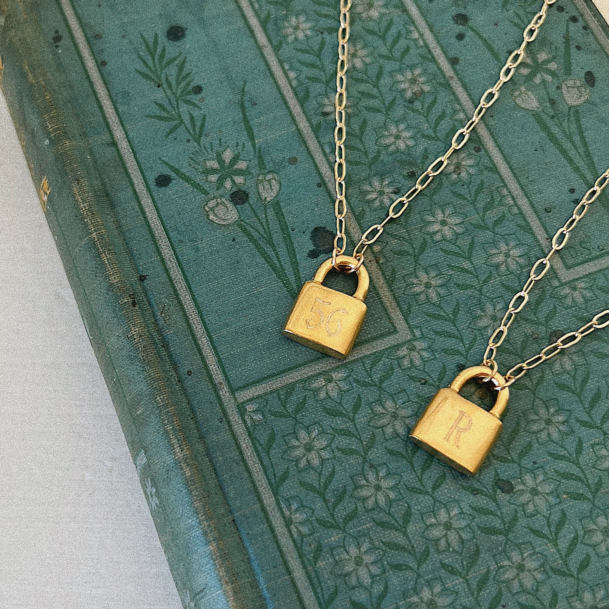 MEREWIF HOLMES PADLOCK NECKLACE