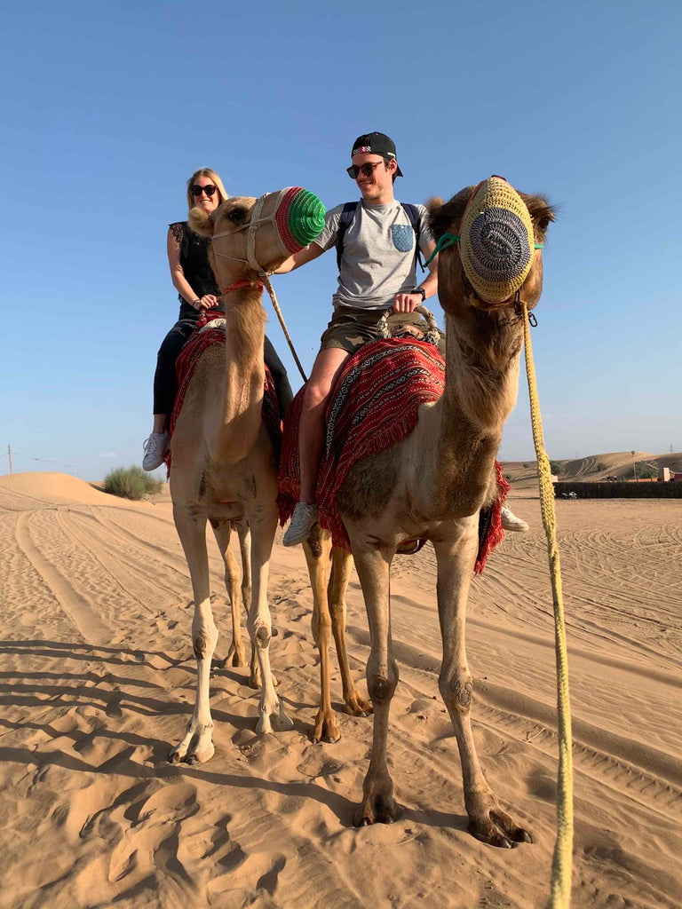 Maëva et Antony sur leur dromadaire dans le désert de Dubai