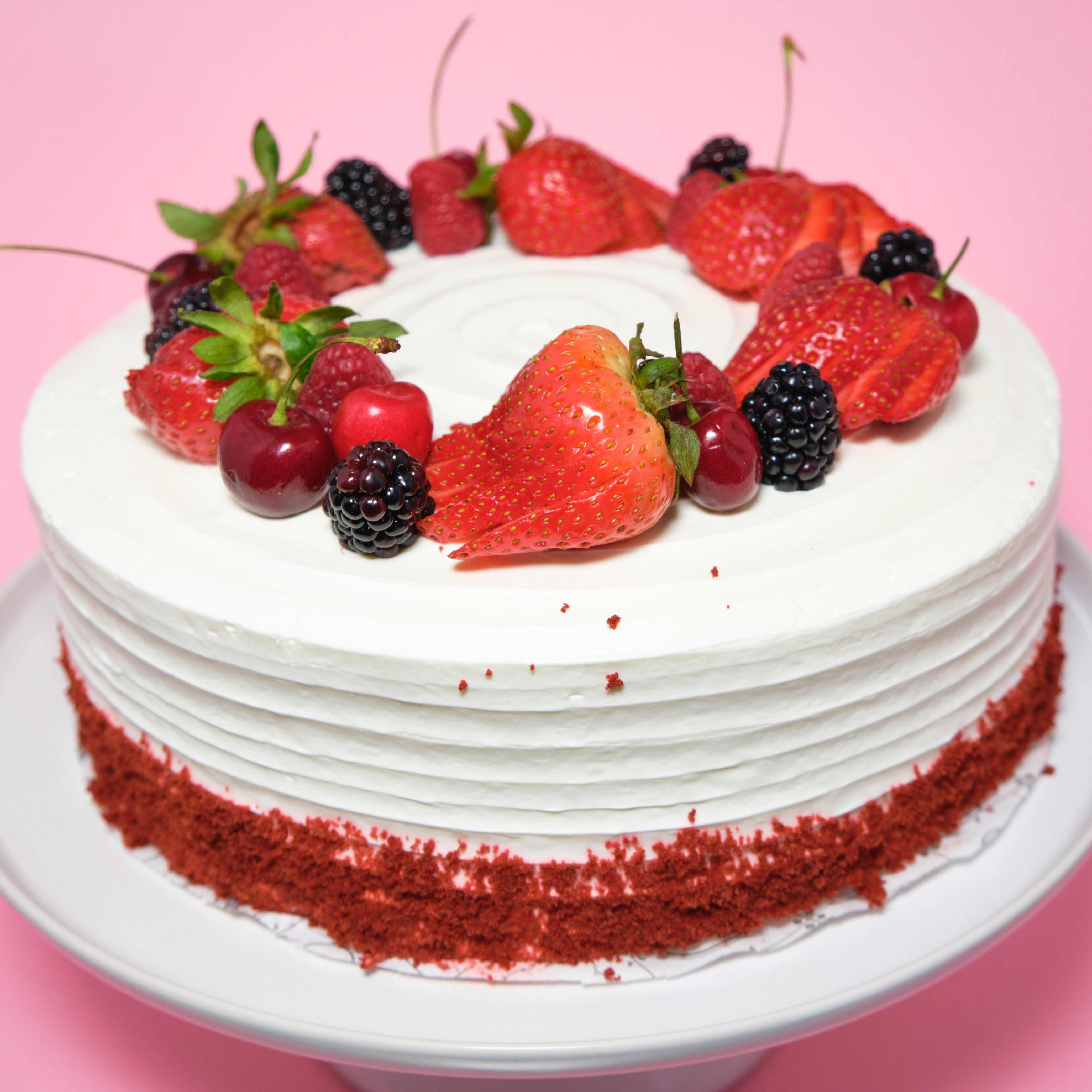 Pastel Red velvet con frutos rojos – Finitas