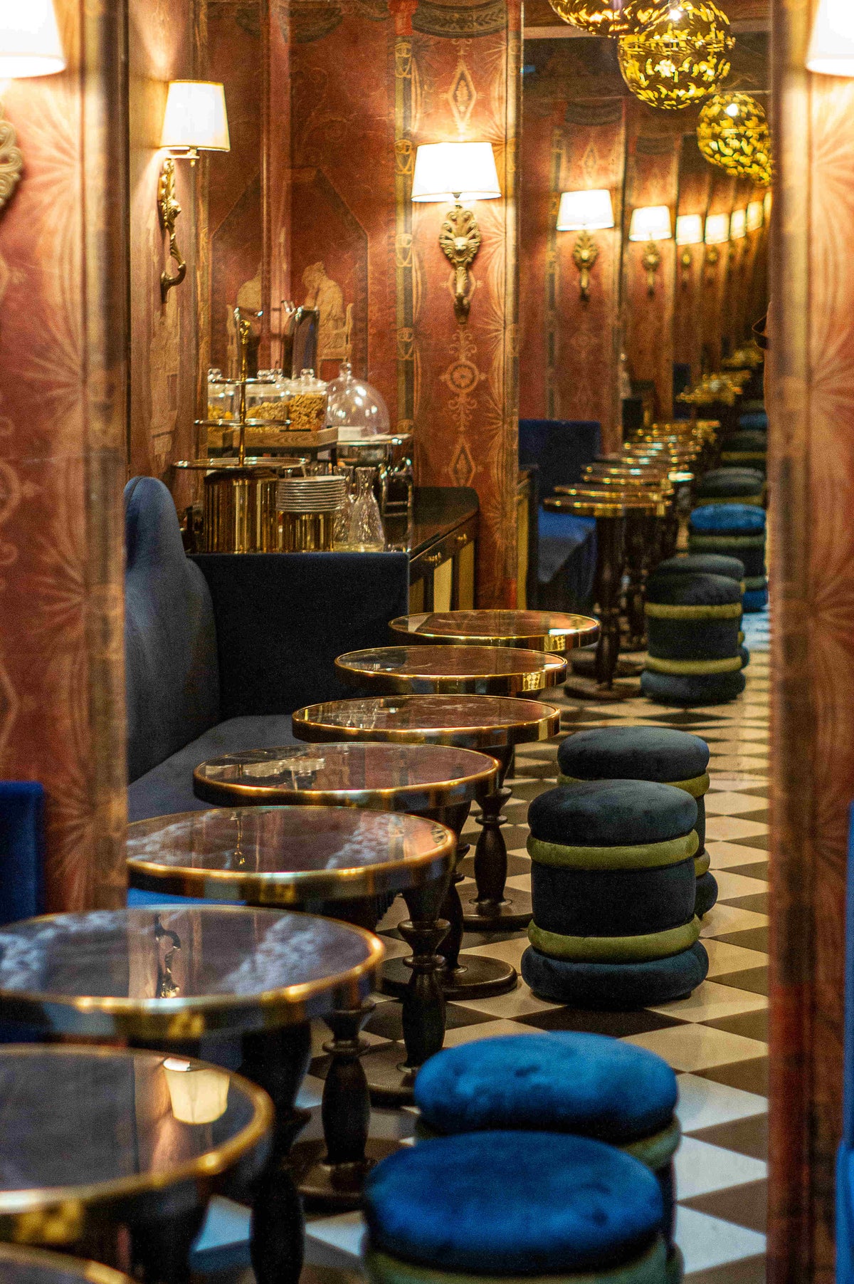 Bar de l'hôtel avec miroirs et tables de bar