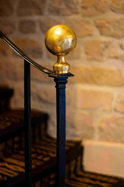 Escalier de l'hôtel avec sa boule dorée ancienne