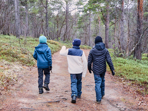 vastuullisuus - pojat kävelevät metsässä kohti hitusen parempaa maailmaa