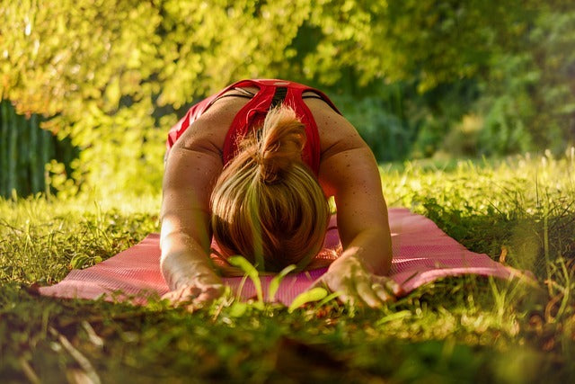 digital detox woman doing yoga in nature