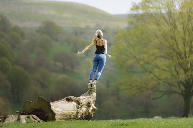 digital detox donna che cammina in natura senza cellulare