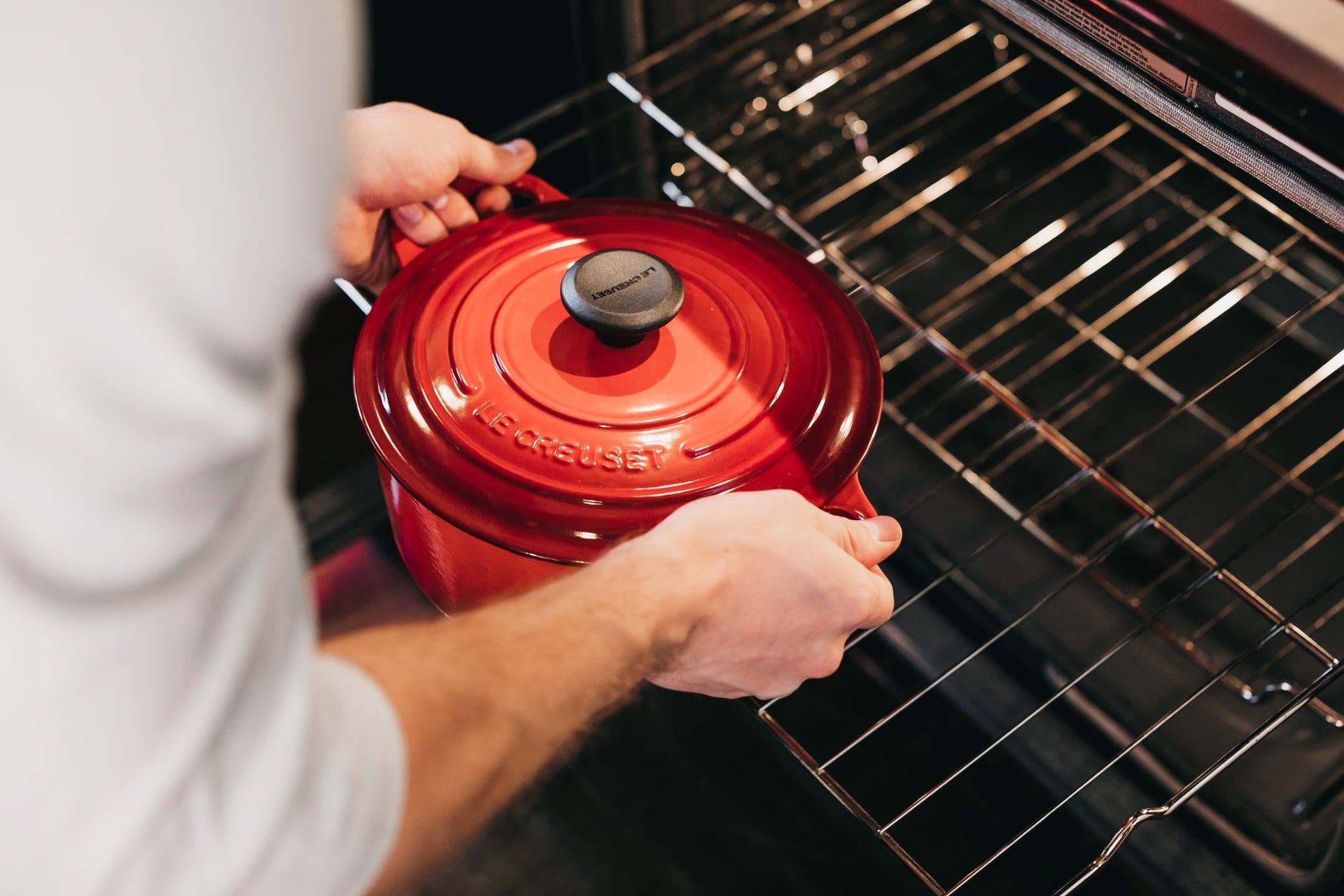 Lodge Cast Iron 4.5 Quart Enameled Dutch Oven in Red - Ideal for  Slow-Roasting, Simmering, and Baking Bread - Even Cooking and Great Control  in the Cooking Pots department at