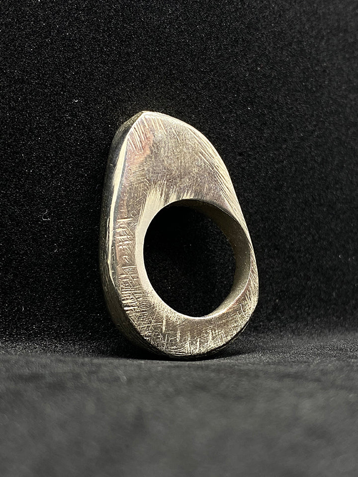 Anello 33 pezzo unico fatto a mano in argento 