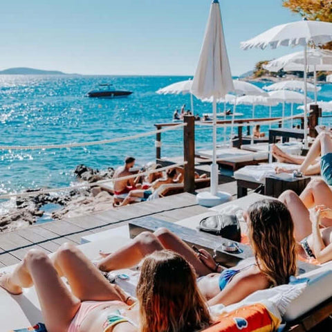 awkn_blog_best_mediterranean_beach_bars_hulahula_bar_hvar