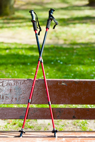 Nordic Walking Teleskopstöcke lehnen auf einer Parkbank
