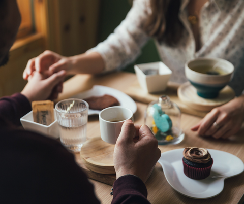 Còn gì tuyệt hơn khi cùng người thương vào bếp, chế biến những món ăn ngon và thưởng thức chúng trong không gian ấm cúng của căn nhà nhỏ?   Hãy cùng nhau lựa chọn một công thức mới, nêm nếm gia vị và tạo ra những món ăn mang đậm dấu ấn của cả hai. Đừng quên mở một bản nhạc du dương, rót một ly rượu vang và tận hưởng những khoảnh khắc ngọt ngào bên nhau.  Còn nếu nấu ăn không phải là thế mạnh của cả hai thì order đồ ăn cũng không phải là một lựa chọn tồi. Quan trọng là được ăn cùng nhau, không phải ăn gì!