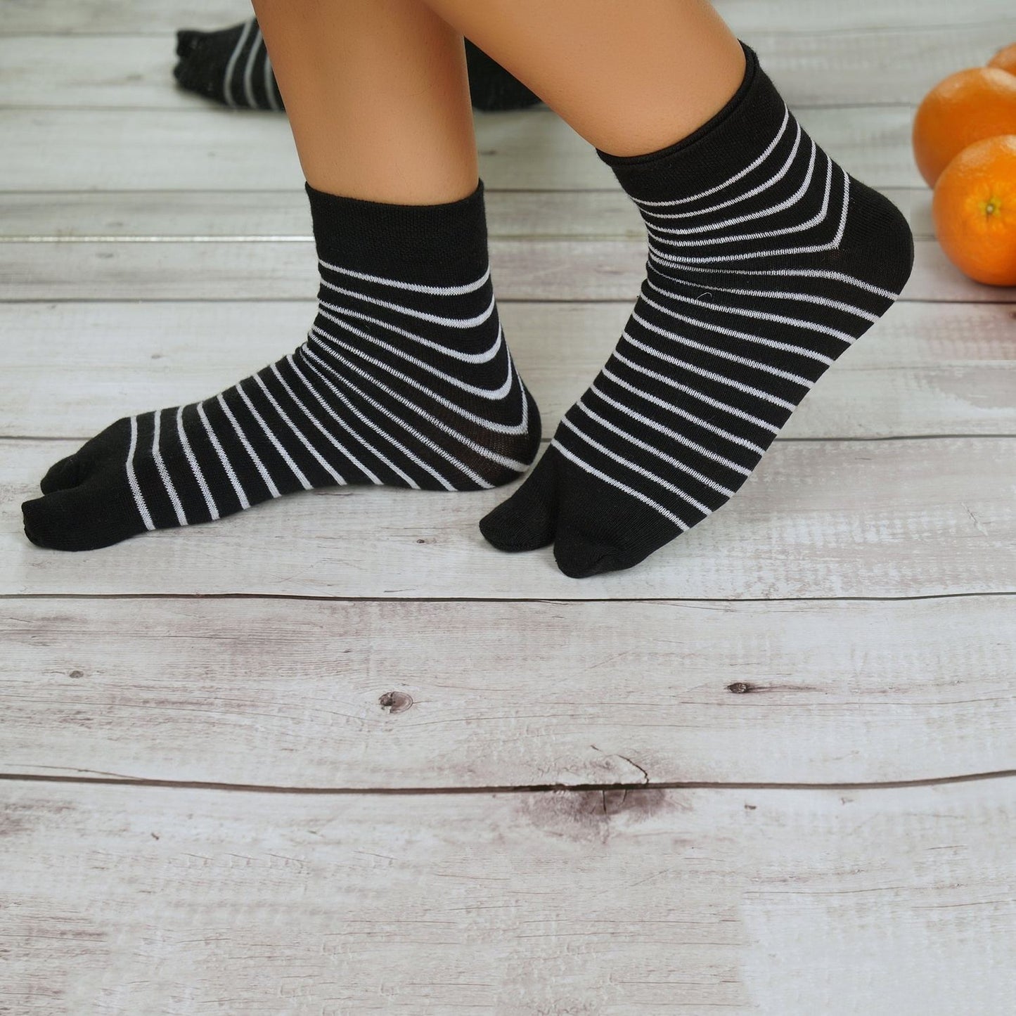 Women Cotton Ankle Length Thumb Striped Pattern Socks (Black)