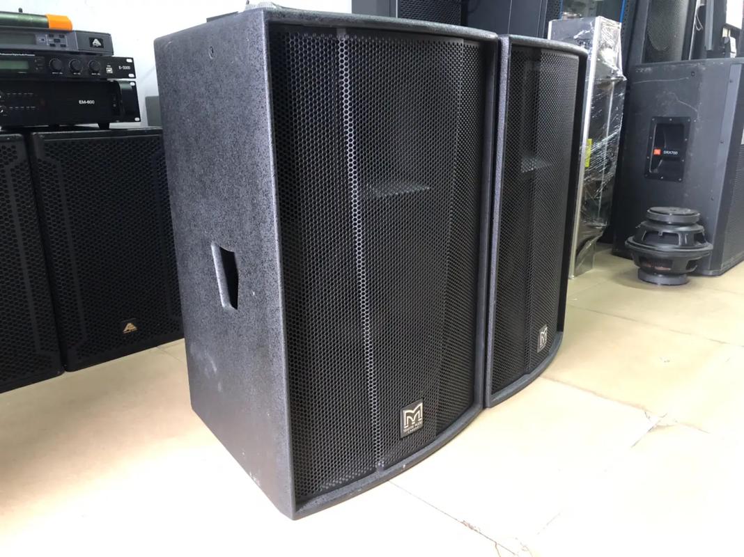 Second-hand vintage monitor speakers with high fidelity, surround sound, low latency 2.0, and high power, a popular choice.