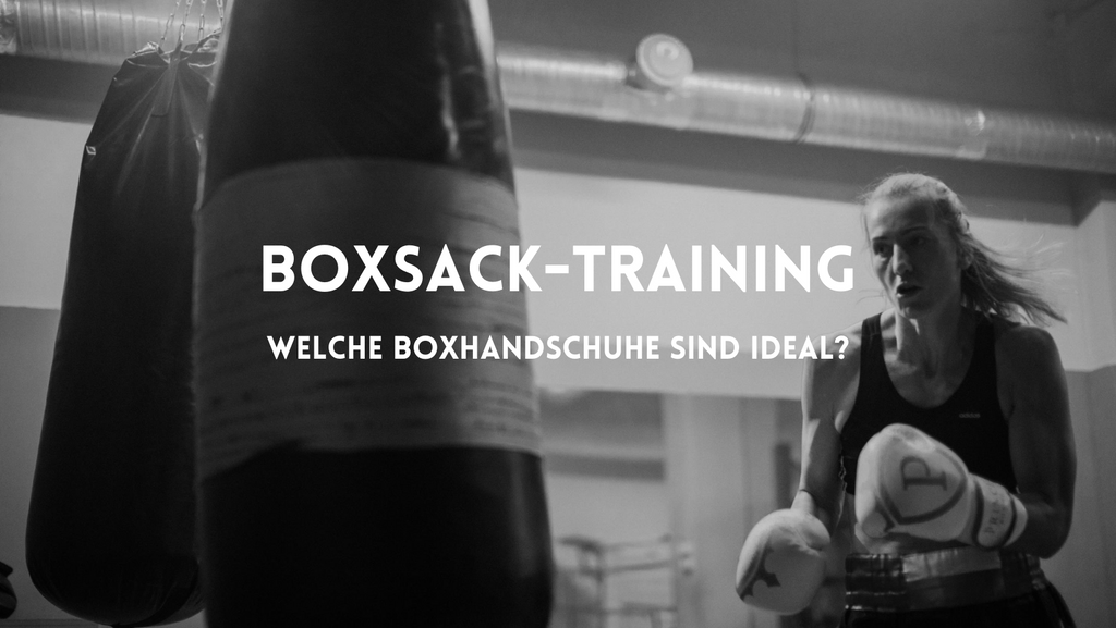 Boxerin mit Boxhandschuhen am Boxsack