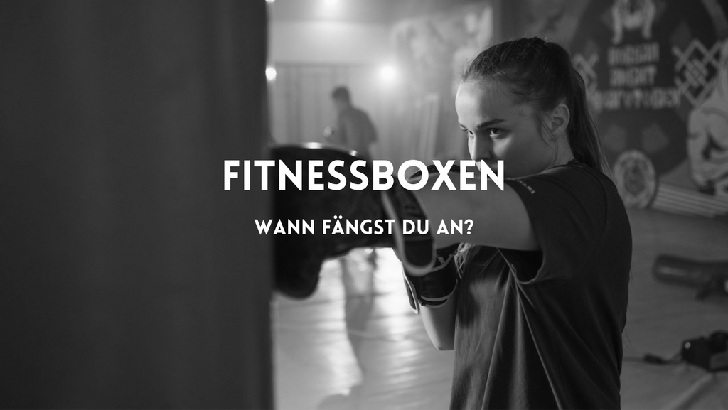 Fitnessboxen: Frau boxt gegen Boxsack