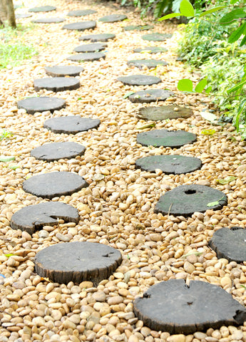DIY Walkway Of Wood Slices - Shelterness