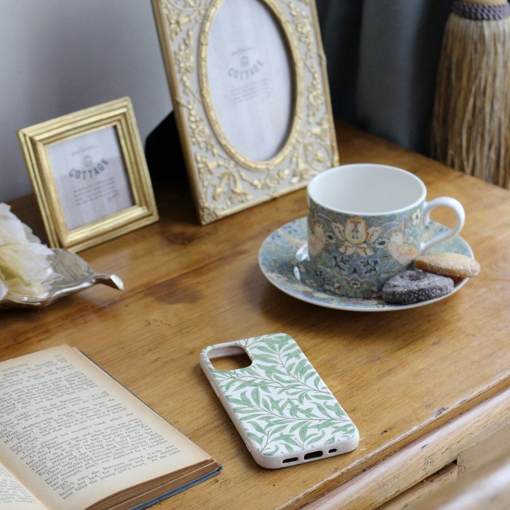 持ち歩きたくなるモリス柄♪　JUBILEE ジュビリー × William Morris　エコスマホケース Willow Bough Green　 iPhone12mini対応　DM1-PBAT-004-M08