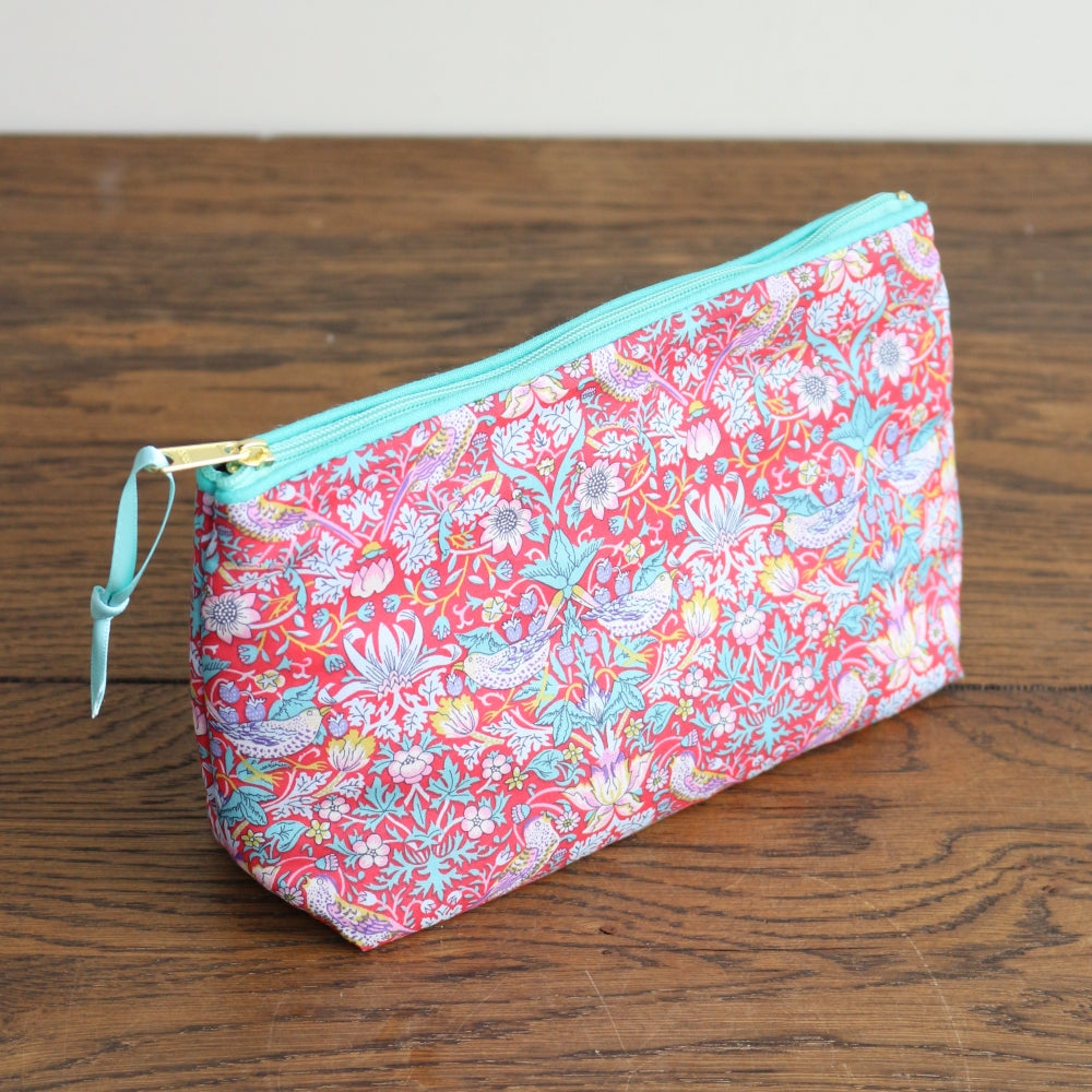 リバティの化粧ポーチ（RED）♪ LIBERTY Cosmetic Bag 【ウィリアム