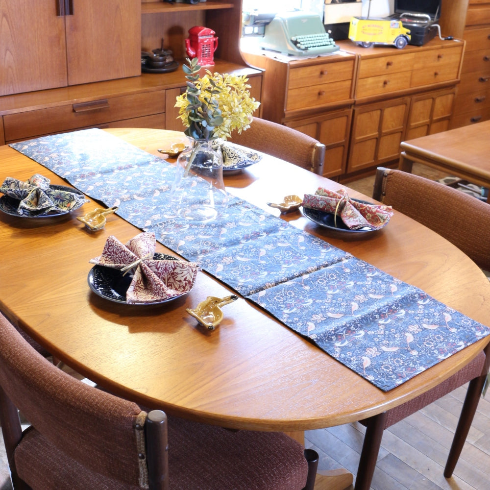 モリスの花咲くテーブル♪ テーブルランナー STRAWBERRY THIEF（いちご泥棒）ブルー【ウィリアム・モリス】　OX1-TBR303