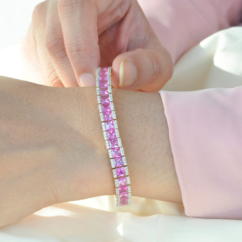 portant un bracelet en saphir rose