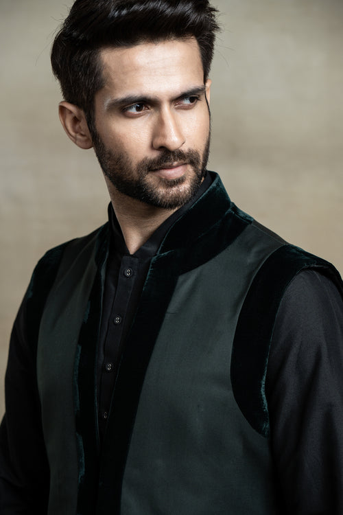 Watch: Bollywood actor Arjun Kapoor is all “desi” & “dashing” in black  embellished kurta