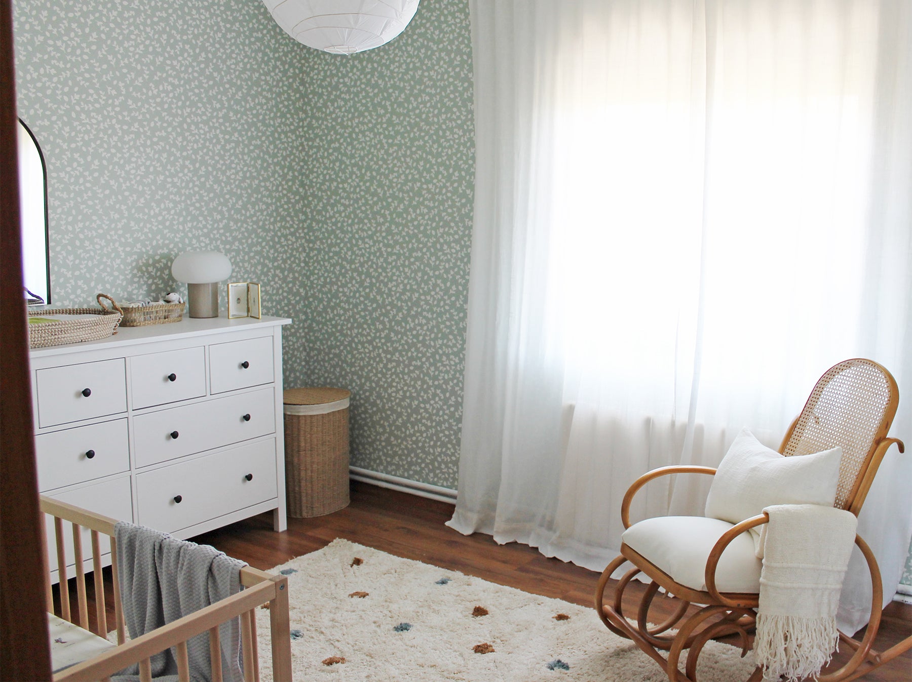 Habitación del bebé con decoración verde y blanca