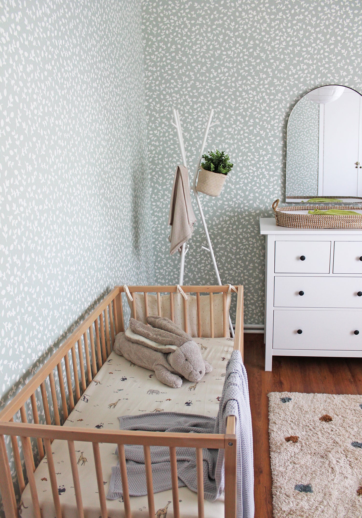 Dormitorio de bebé con decoración tonos suaves de verde y blanco