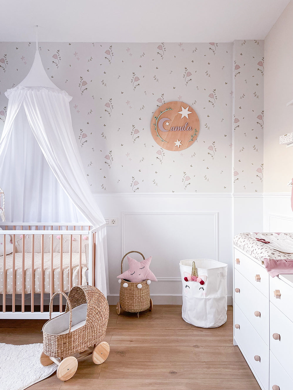 Dormitorio de niña decorado con papel pintado Flores del Campo