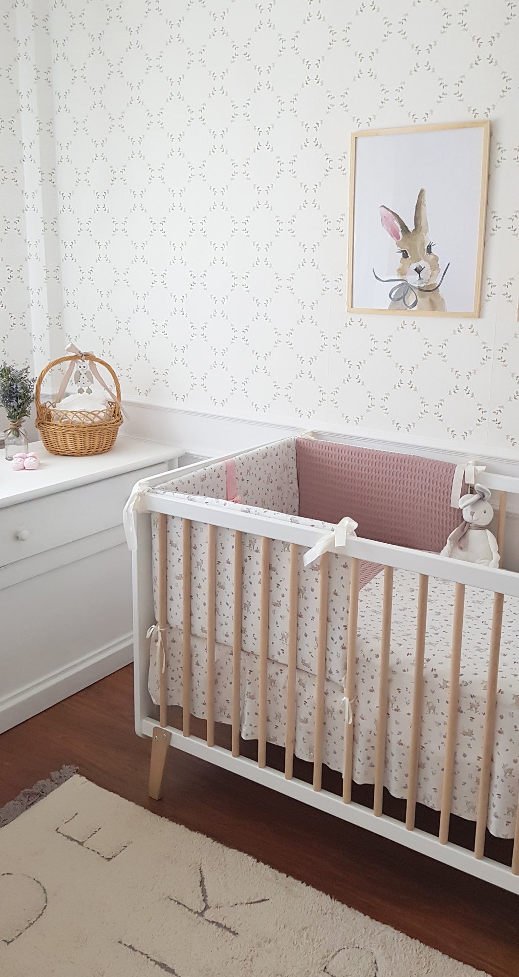 Chambre d'enfant à la décoration romantique dans des tons clairs