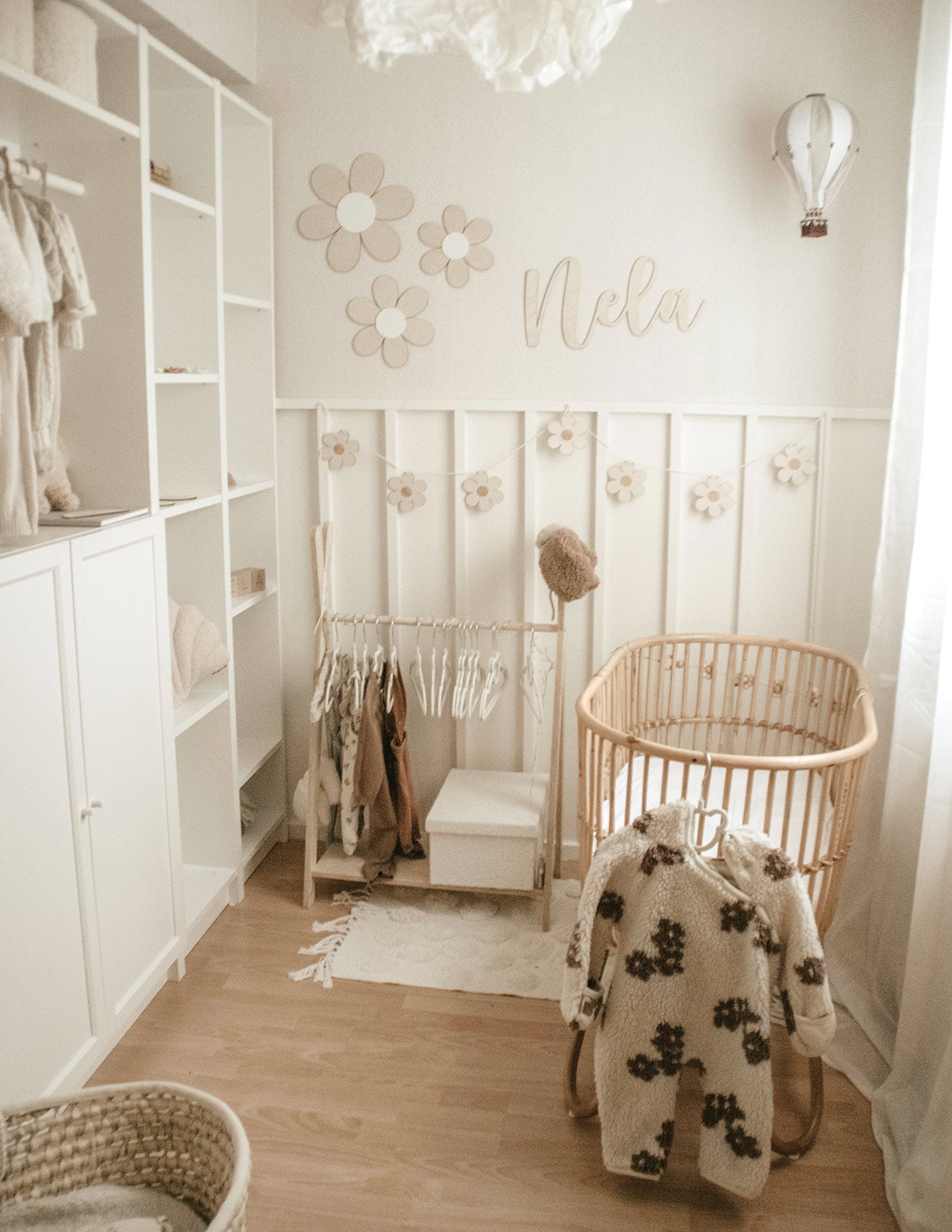 cuarto-infantil-beige-blanco-decoracion-neutra