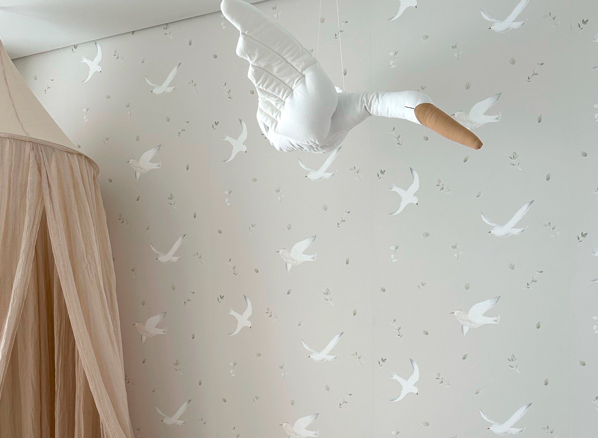 Papel pintado Pájaros y ramas para decorar cuartos infantiles