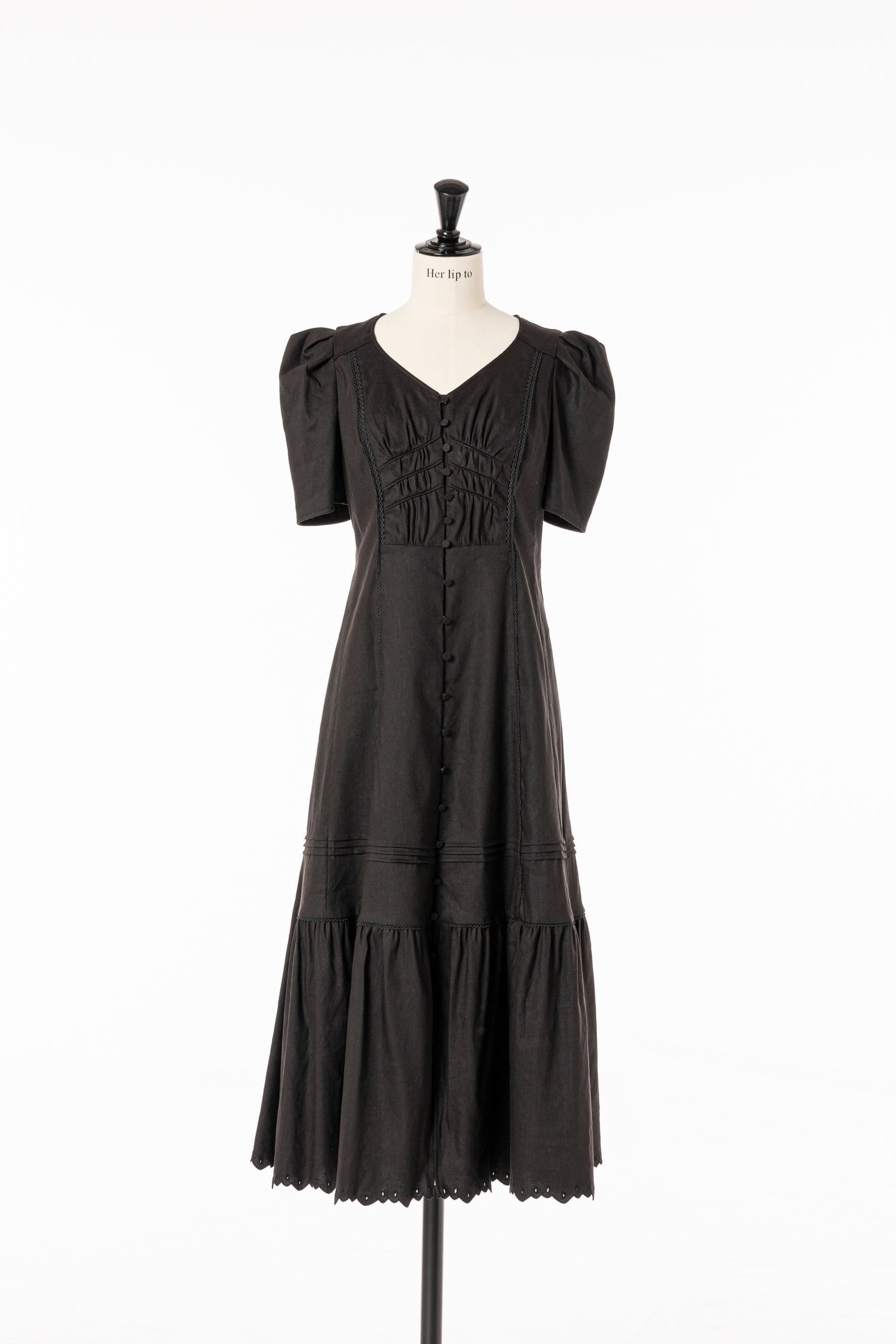 買う Herlipto Time after Time scalloped dress - ワンピース