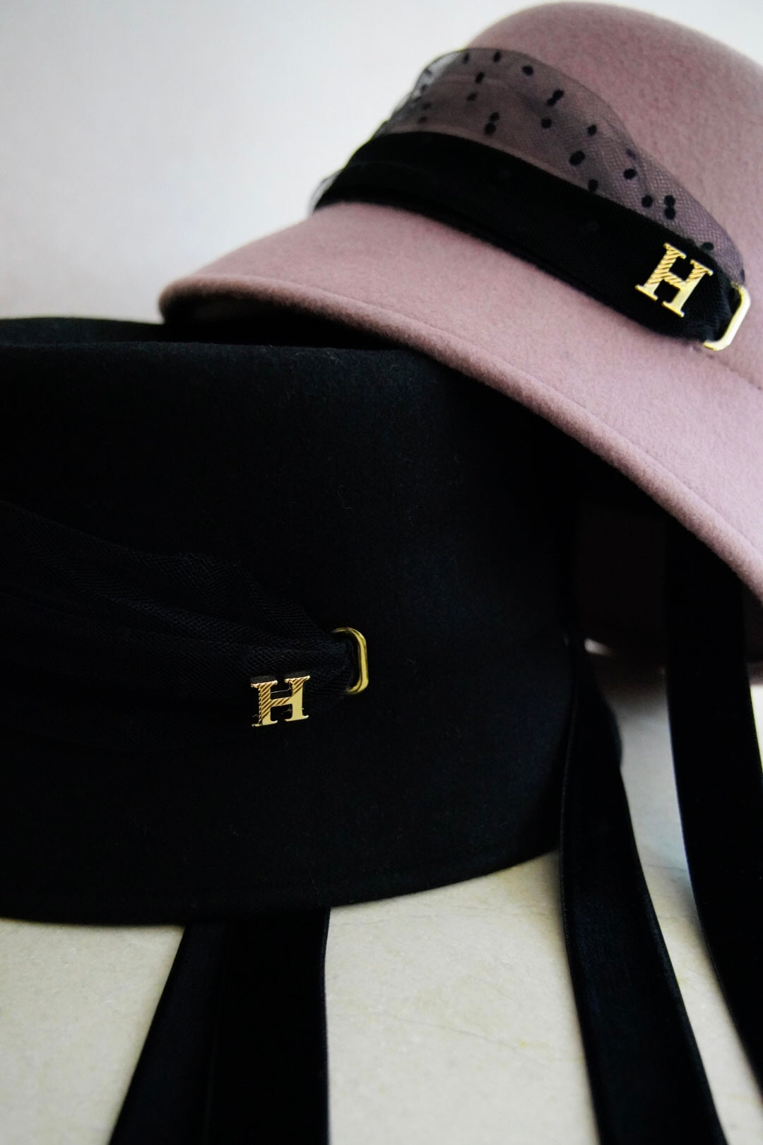 Herlipto Velvet Tule Ribbon Cloche Hat - 帽子