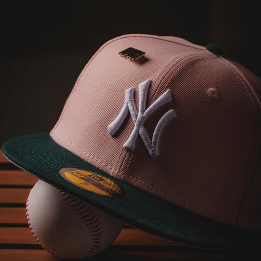 NEW ERA 59FIFTY MLB NEW YORK YANKEES WORLD SERIES 1962 UNDER GREEN /  CARDINAL UV FITTED CAP