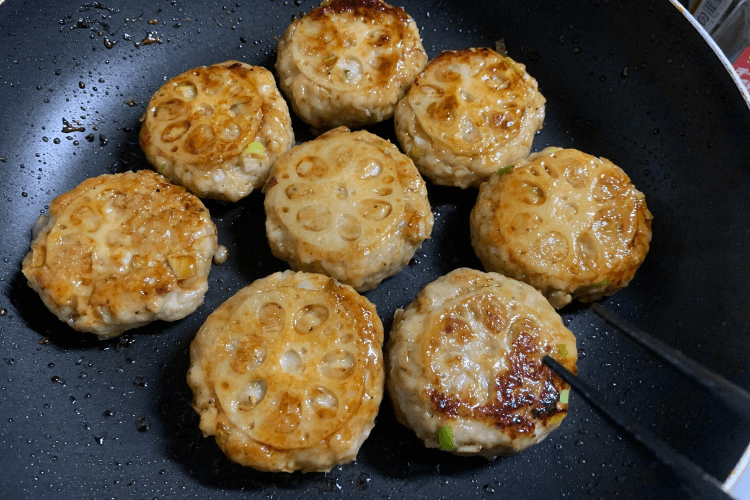 蓮根挟み焼きにたれを絡めて