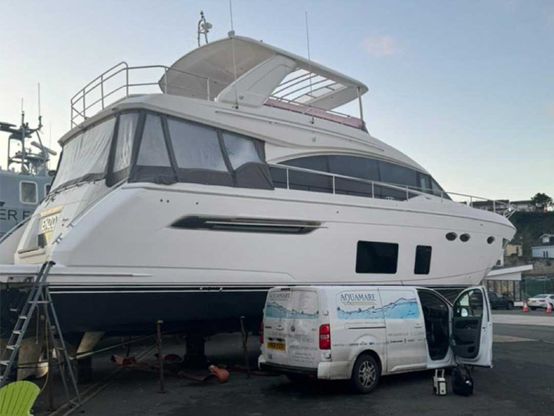 boat equipped with a Seakeeper stabiliser