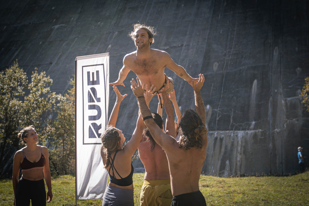 acro yoga cliff Valley festival d'escalade d'Orco