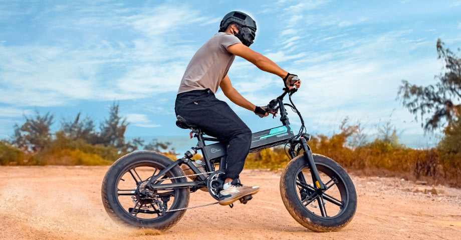 Uomo che guida la bici elettrica sulla sabbia