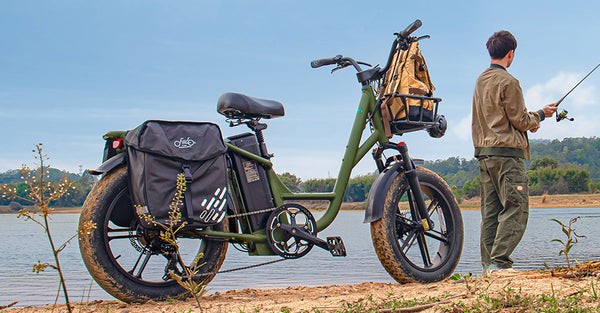 Uomo e bici elettrica in riva al lago