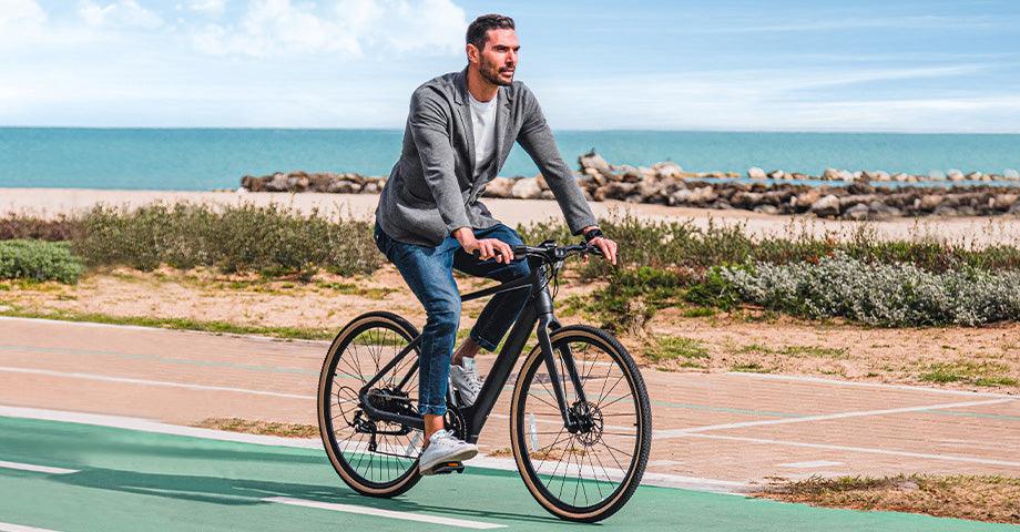 Uomo che guida una bici elettrica per strada