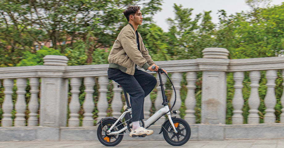 uomo in sella alla bici elettrica M1pro sul ponte