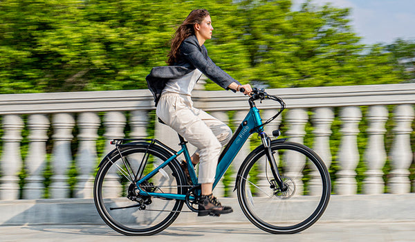 Donna che guida bici elettrica